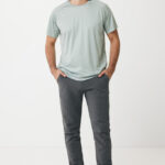 Homme en t-shirt vert et pantalon gris