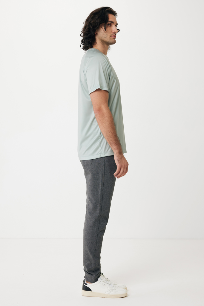 Homme de profil en tenue décontractée