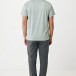 Homme de dos en t-shirt vert clair