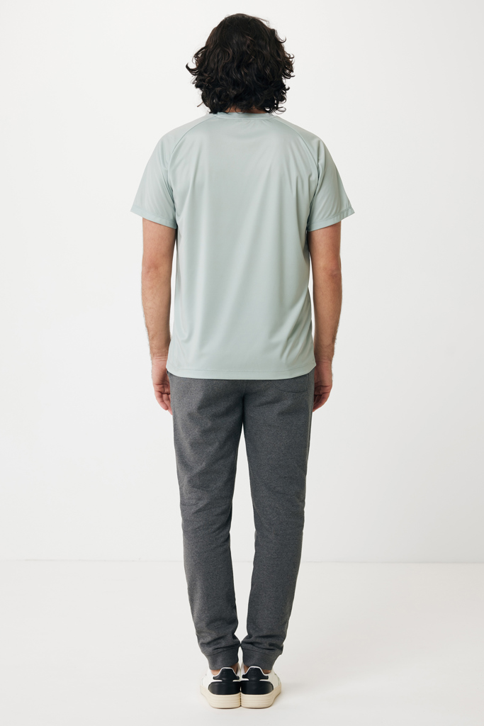 Homme de dos en t-shirt vert clair