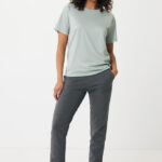 Femme en t-shirt vert et jogging gris
