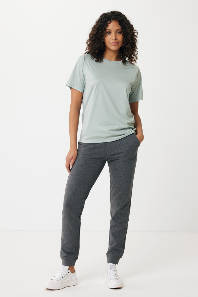 Femme en t-shirt vert et jogging gris