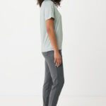 Femme en t-shirt vert et jogging gris