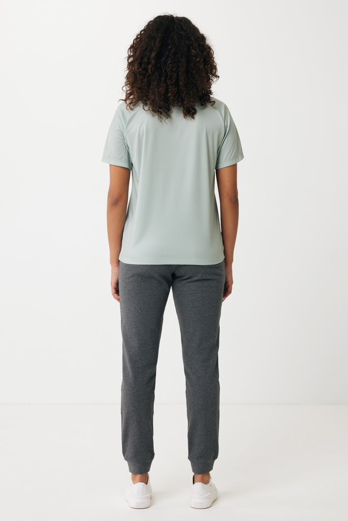 Femme de dos en tenue décontractée sportive