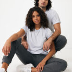 Couple en tenue décontractée assis au sol