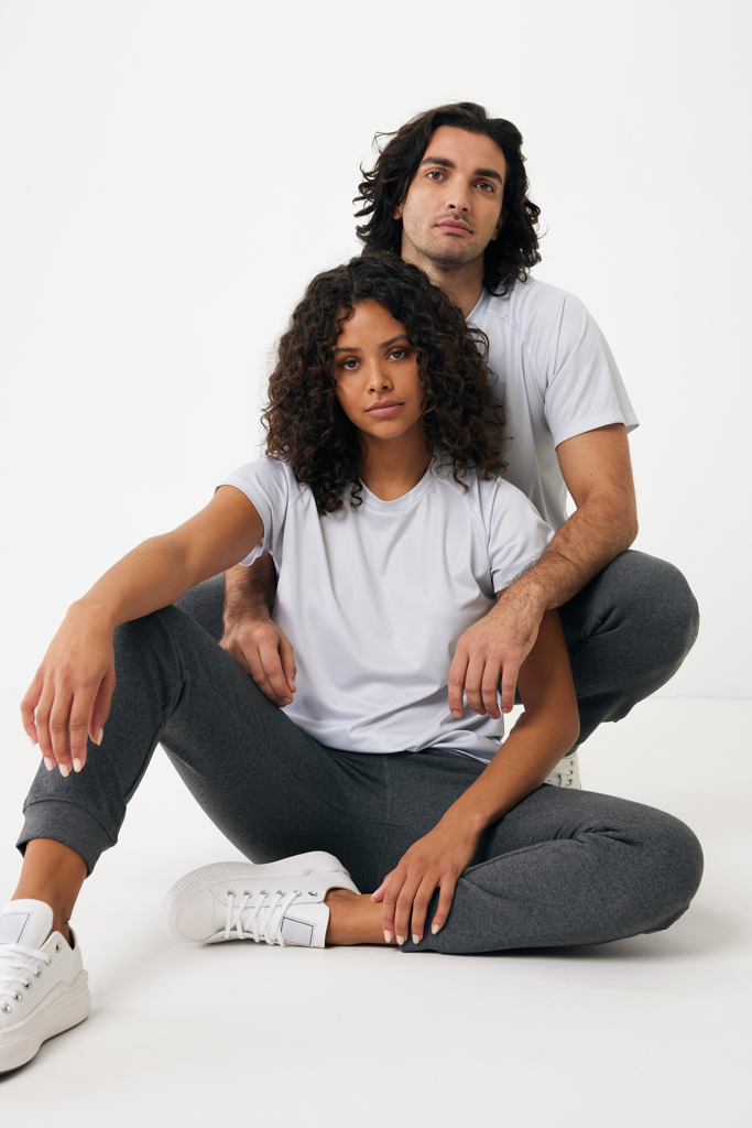 Couple en tenue décontractée assis au sol