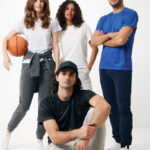 Groupe de jeunes adultes en tenue sportive