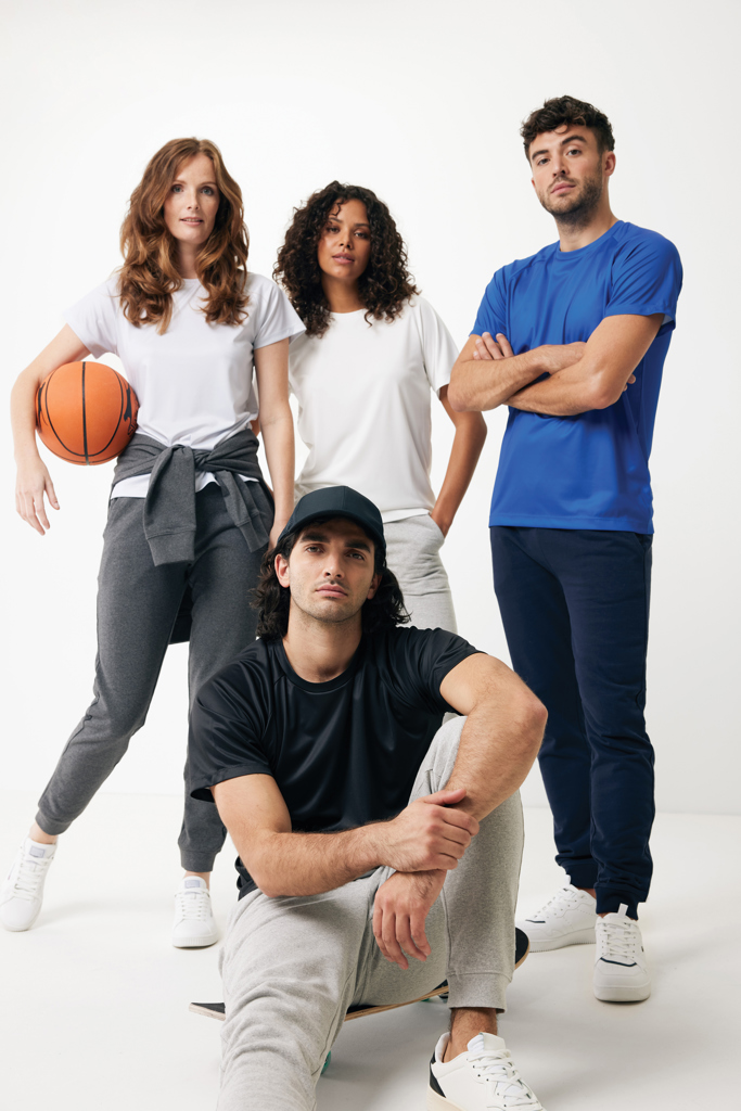 Groupe de jeunes adultes en tenue sportive