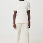 Homme en tenue beige minimaliste sur fond clair