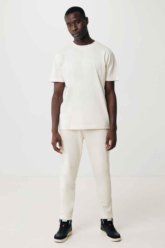 Homme en tenue beige minimaliste sur fond clair