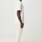 Homme debout de profil en tenue beige