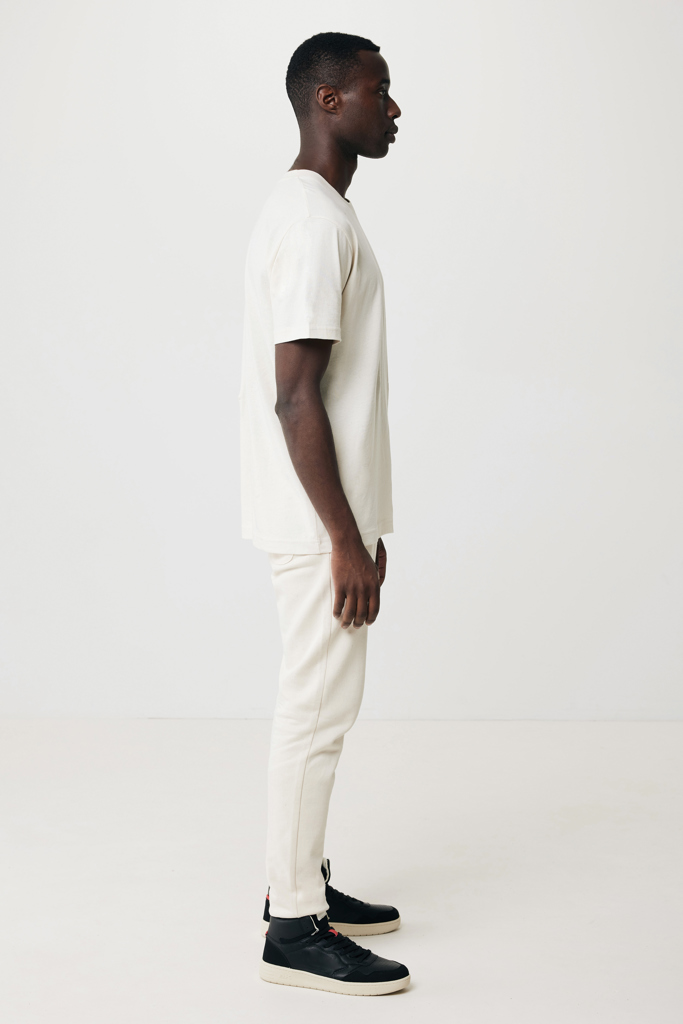 Homme debout de profil en tenue beige
