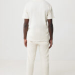 Homme de dos en tenue beige minimaliste