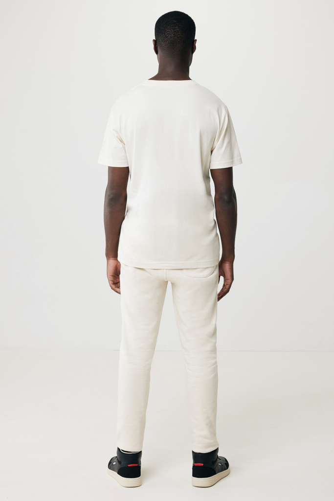 Homme de dos en tenue beige minimaliste