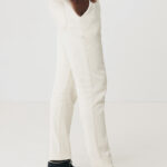 Pantalon blanc ajusté et baskets noires