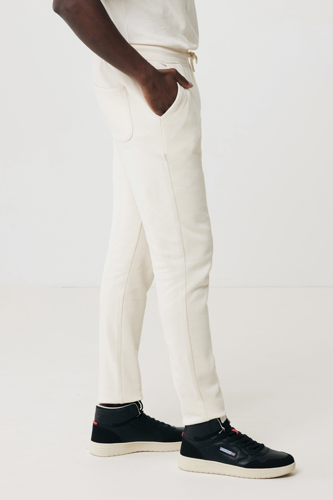 Pantalon blanc ajusté et baskets noires