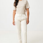 Femme en tenue décontractée beige et baskets blanches