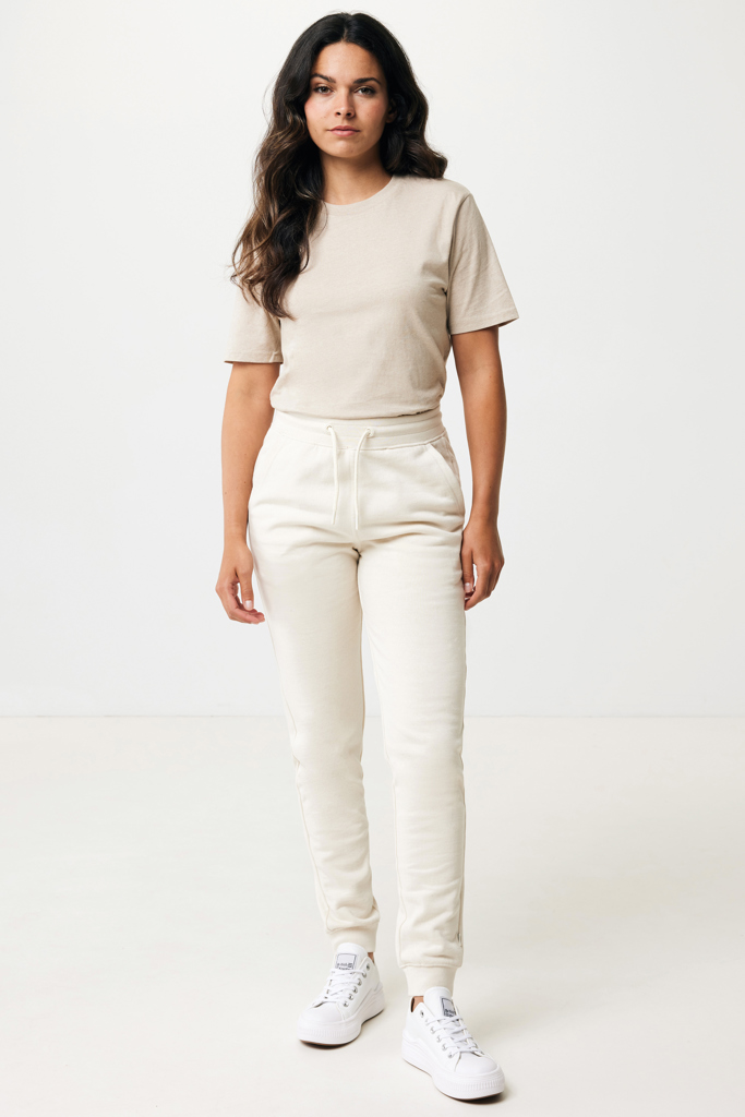 Femme en tenue décontractée beige et baskets blanches