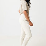 Femme en tenue beige avec baskets blanches