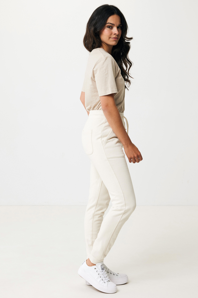 Femme en tenue beige avec baskets blanches