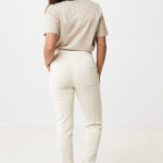 Femme de dos en tenue beige décontractée