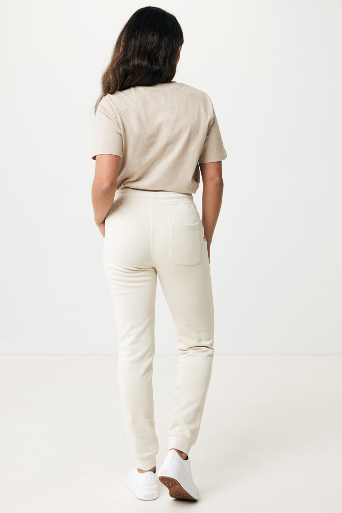 Femme de dos en tenue beige décontractée