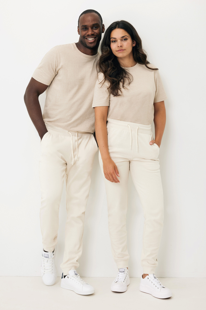 Couple en tenues beiges assorties sur fond blanc