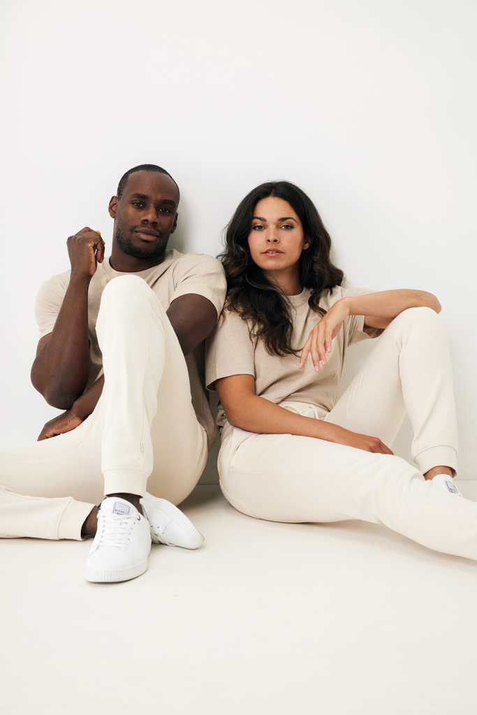 Deux personnes assises en tenues beige minimalistes