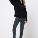 Femme portant veste polaire noire et jeans gris
