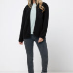 Femme portant veste noire et jeans gris