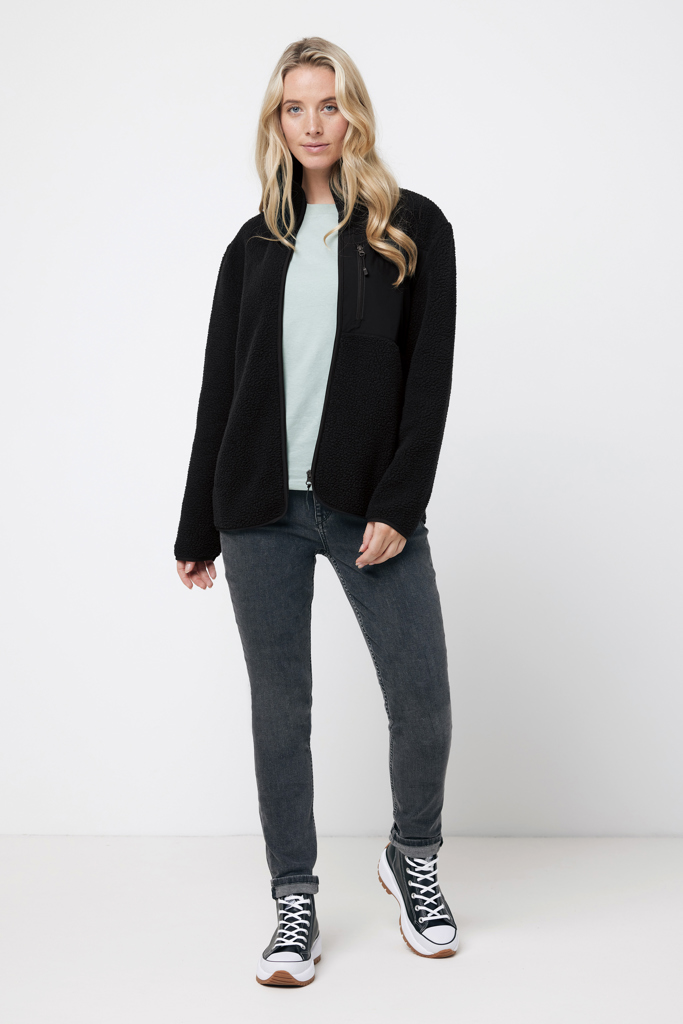 Femme portant veste noire et jeans gris