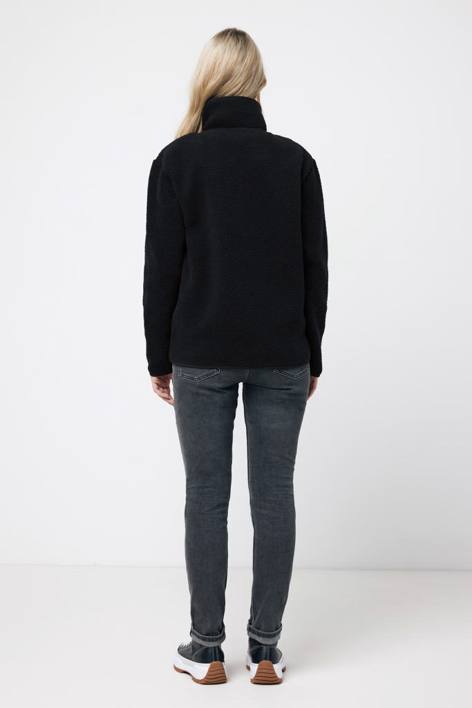 Femme portant veste noire vue de dos