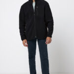 Homme portant veste polaire noire zippée