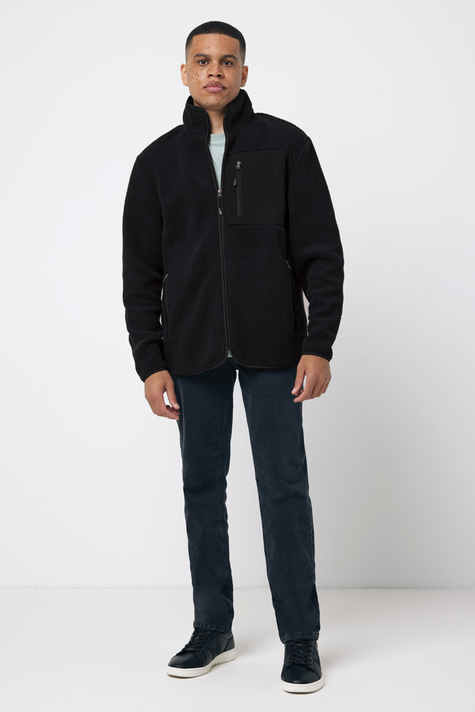 Homme portant veste polaire noire zippée