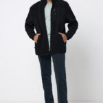 Homme portant veste noire et jean foncé