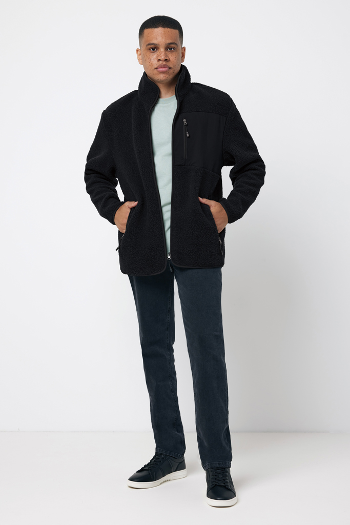 Homme portant veste noire et jean foncé