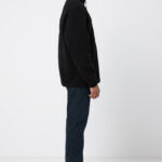 Homme en veste noire, vue de profil