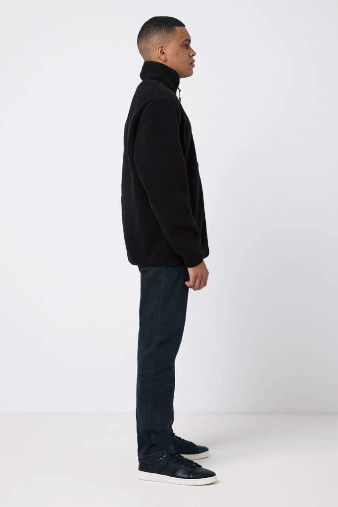 Homme en veste noire, vue de profil