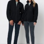 Deux modèles portent vestes polaires noires