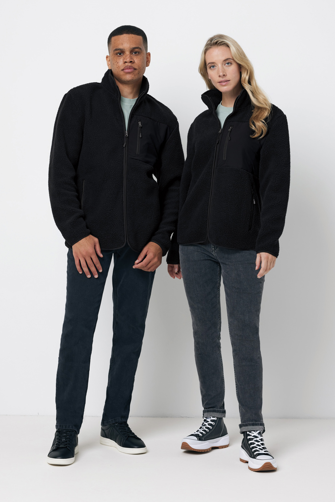Deux modèles portent vestes polaires noires