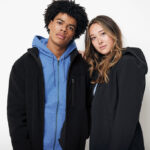 Deux jeunes adultes en vestes décontractées posant ensemble