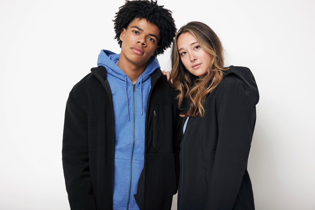 Deux jeunes adultes en vestes décontractées posant ensemble