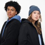 Deux jeunes en vestes noires dos à dos