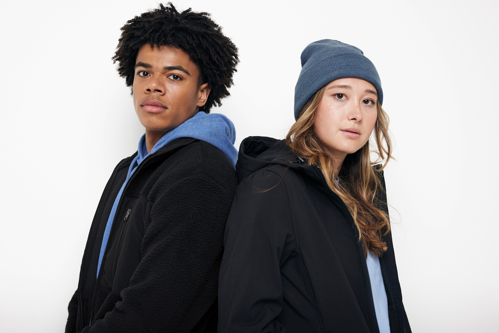 Deux jeunes en vestes noires dos à dos