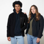 Deux jeunes adultes en vestes noires décontractées