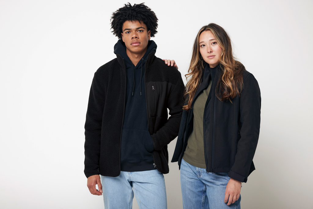 Deux jeunes adultes en vestes noires décontractées