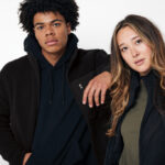Deux jeunes adultes en vestes noires modernes