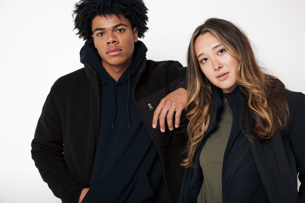 Deux jeunes adultes en vestes noires modernes