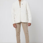 Homme portant veste polaire blanche et pantalon beige