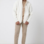 Homme portant veste polaire blanche et sneakers blanches